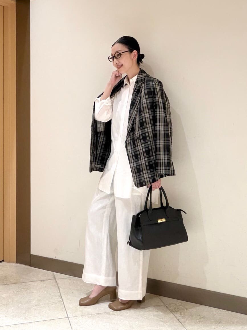 ジャケットを着た女性