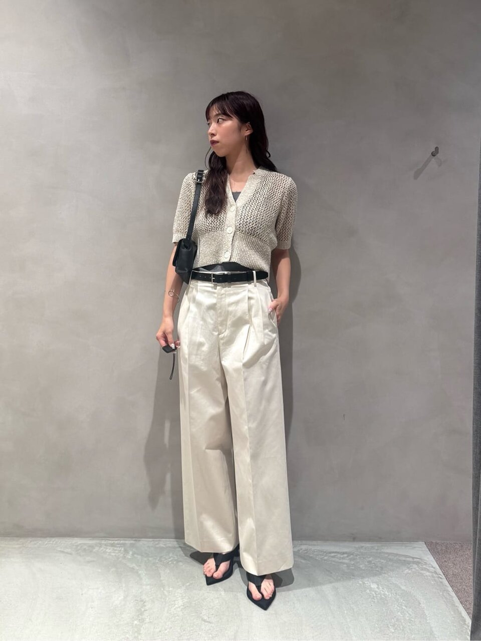 カーディガンを着た女性