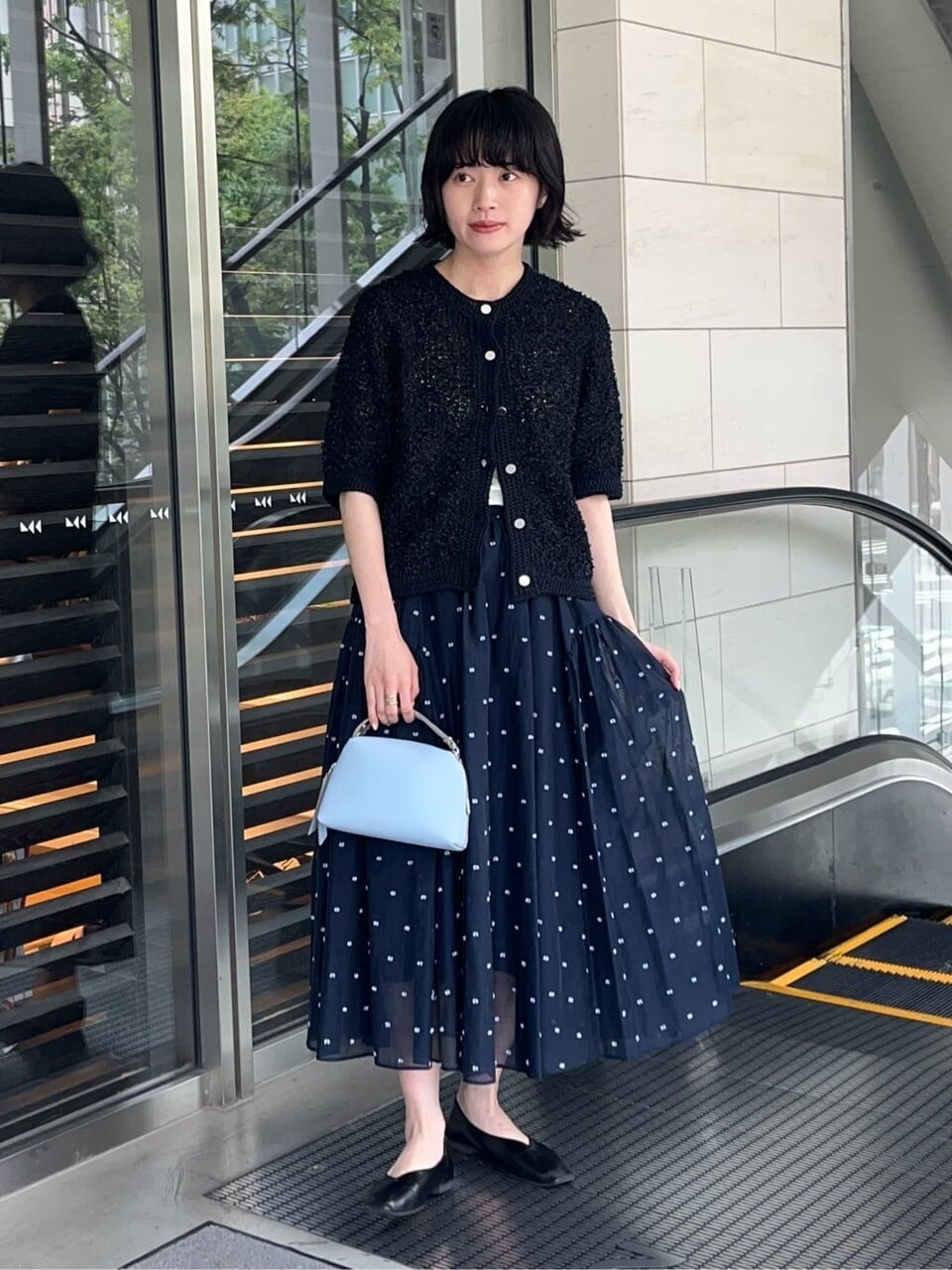 ロングスカートをはいた女性
