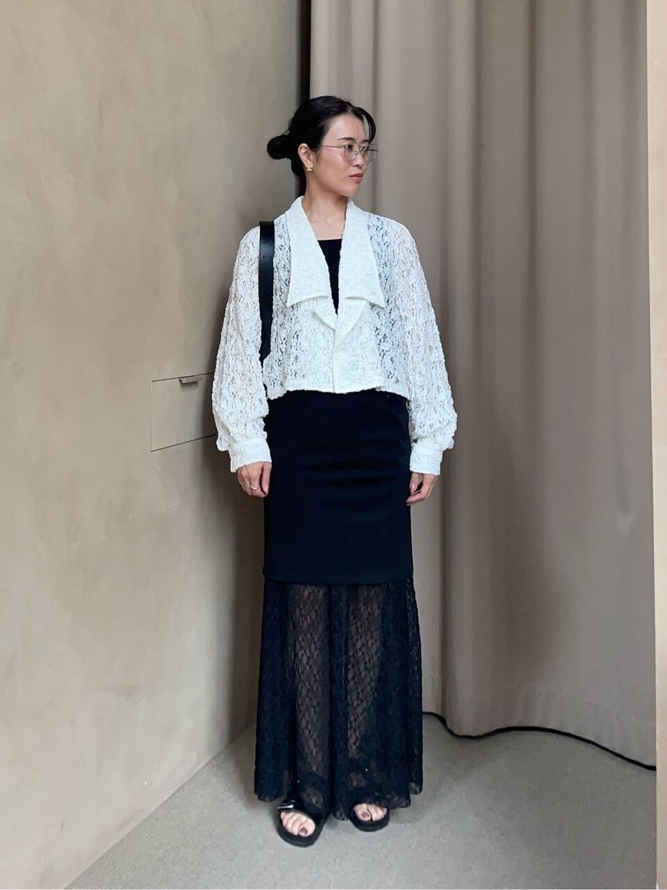 レースシャツを着た女性