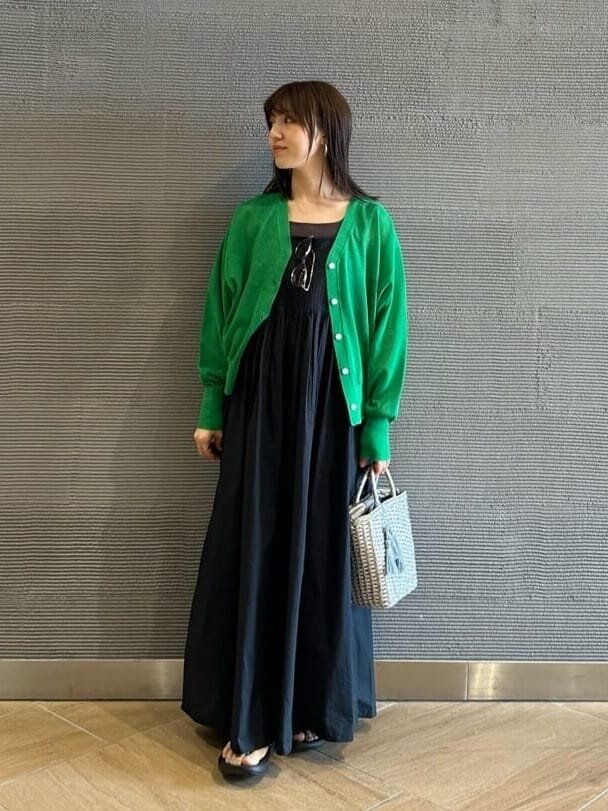カーディガンを着た女性