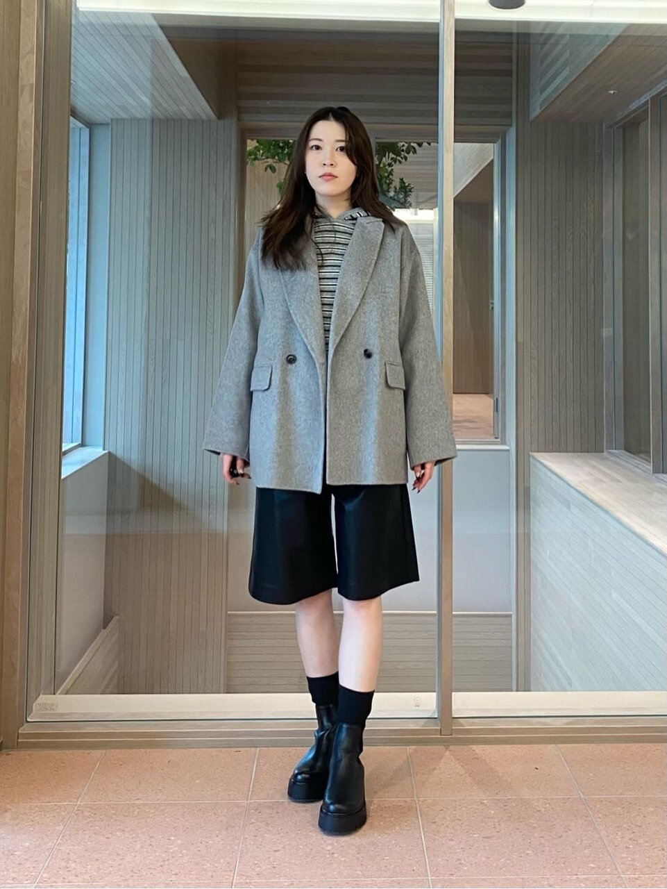 コートとショートパンツの30代冬コーデ