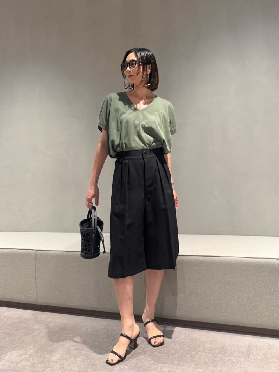 ニットベストとショートパンツの50代夏コーデ