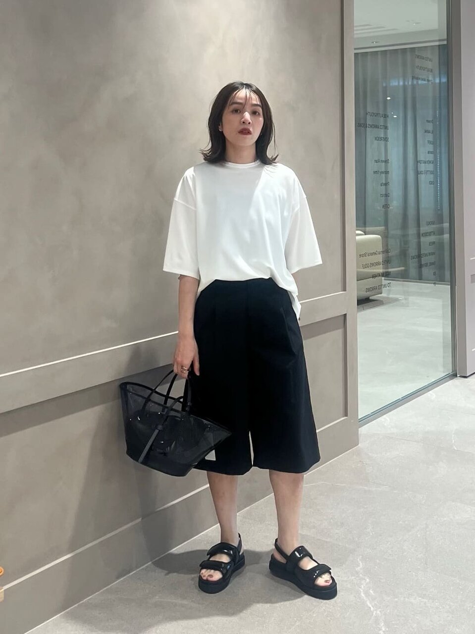 Tシャツとショートパンツの50代夏コーデ