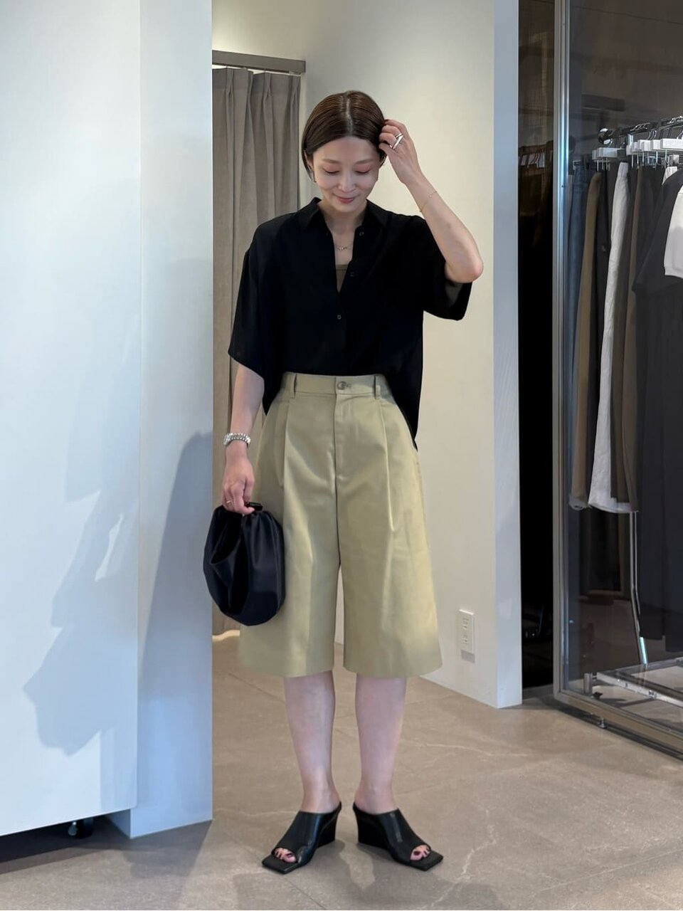 シャツとショートパンツの50代夏コーデ