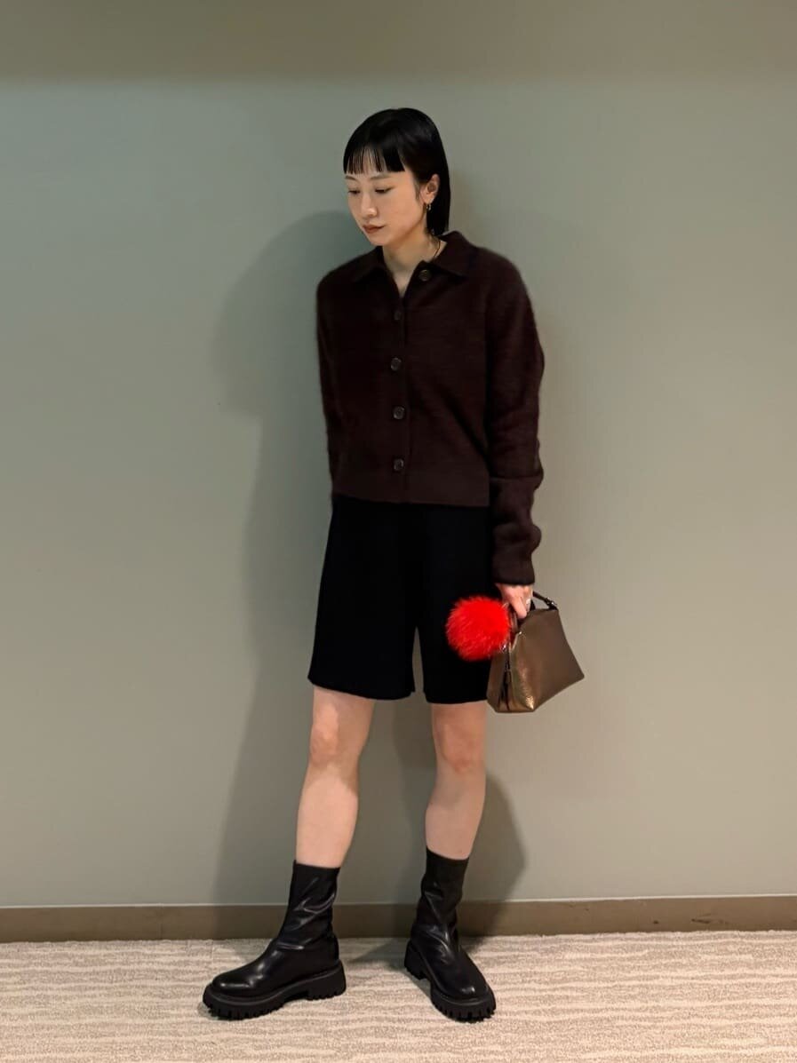 ニットとショートパンツの50代秋コーデ