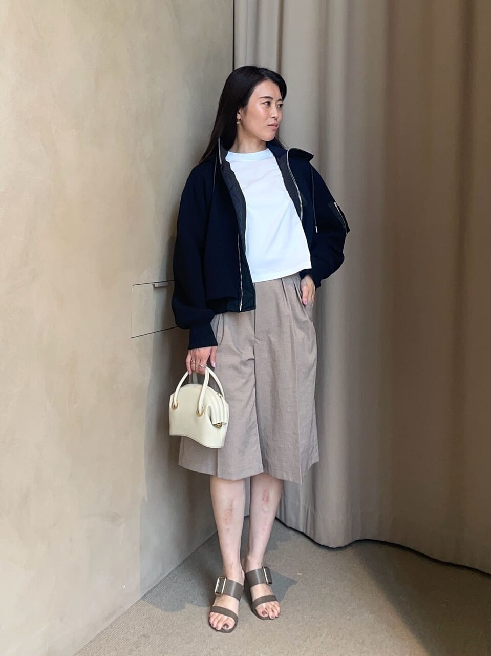 パーカーとショートパンツの50代春コーデ