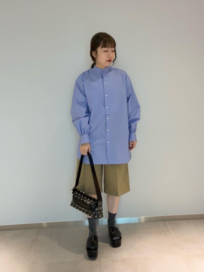 ブラウスとショートパンツの50代春コーデ