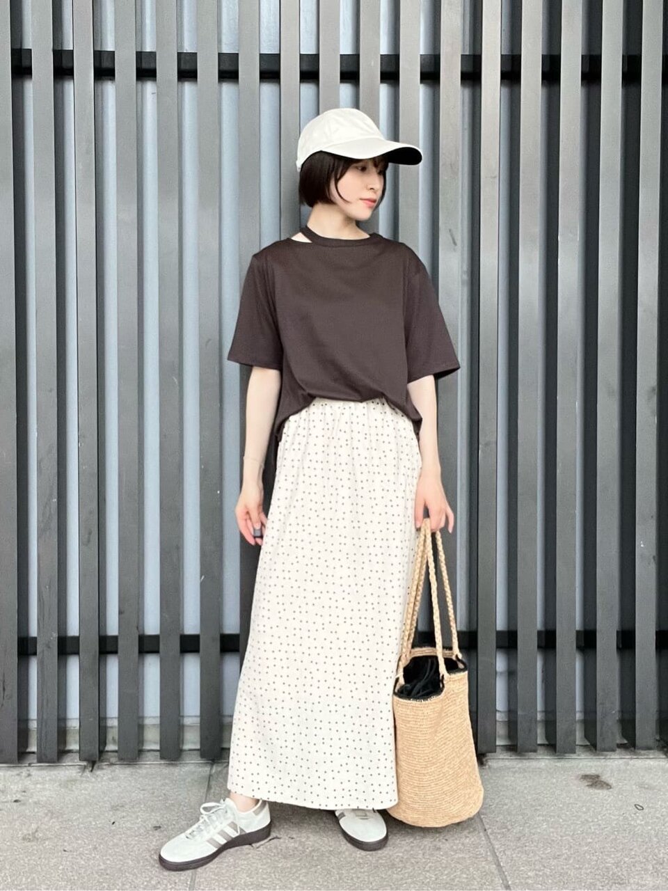 Tシャツ×ナロースカートのコーデ
