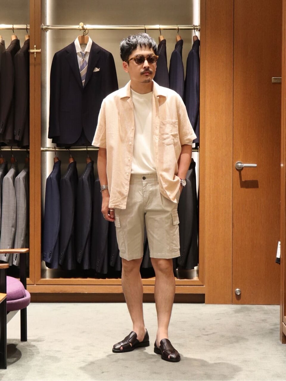 シャツとショートパンツの40代夏コーデ