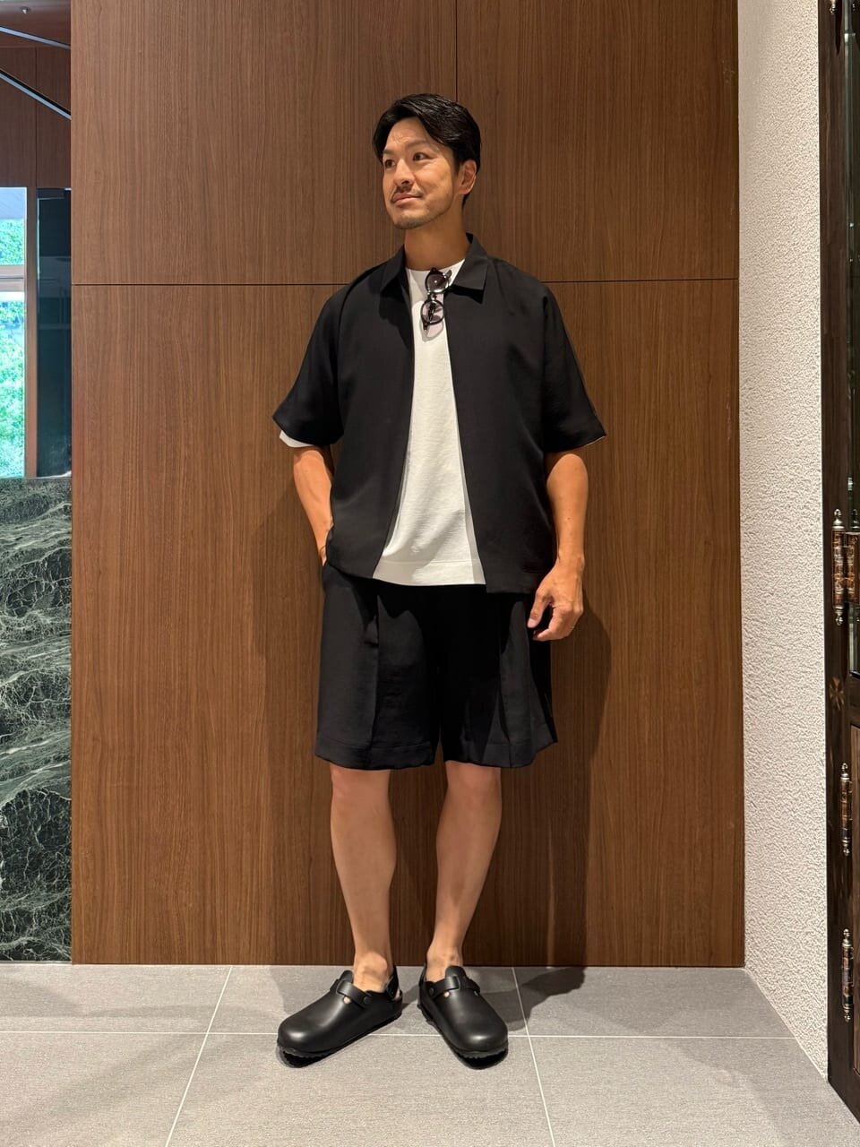 シャツとショートパンツの50代夏コーデ