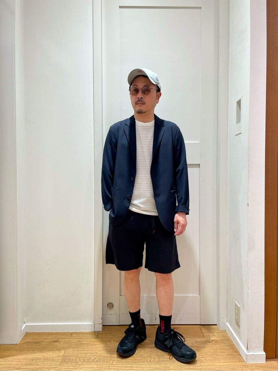 ジャケットとショートパンツの50代春秋コーデ