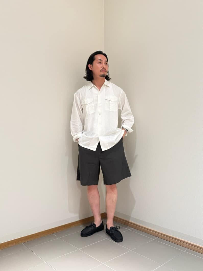 シャツとショートパンツの50代春秋コーデ