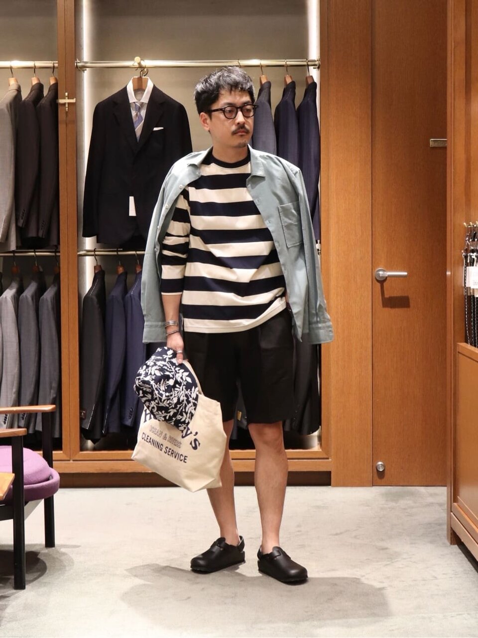 シャツブルゾンとショートパンツの50代春秋コーデ