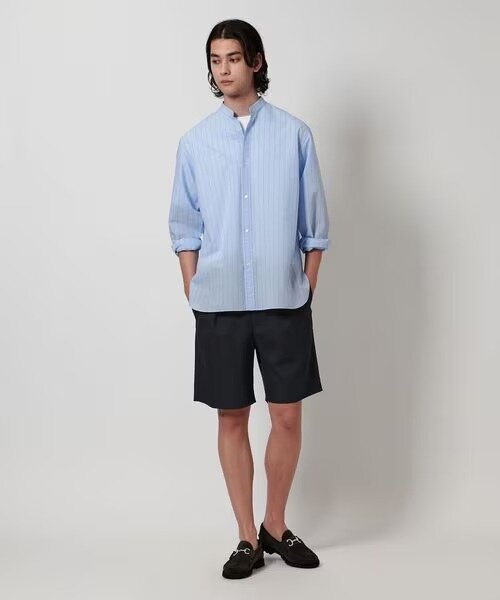 シャツにハーフパンツをあわせた着こなし