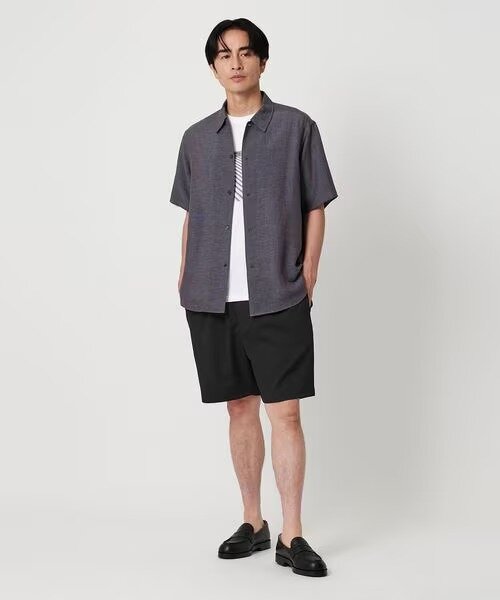 シャツとショートパンツで濃淡をつけた着こなし