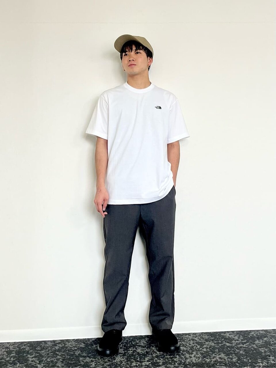白のTシャツとイージーパンツの夏コーデ