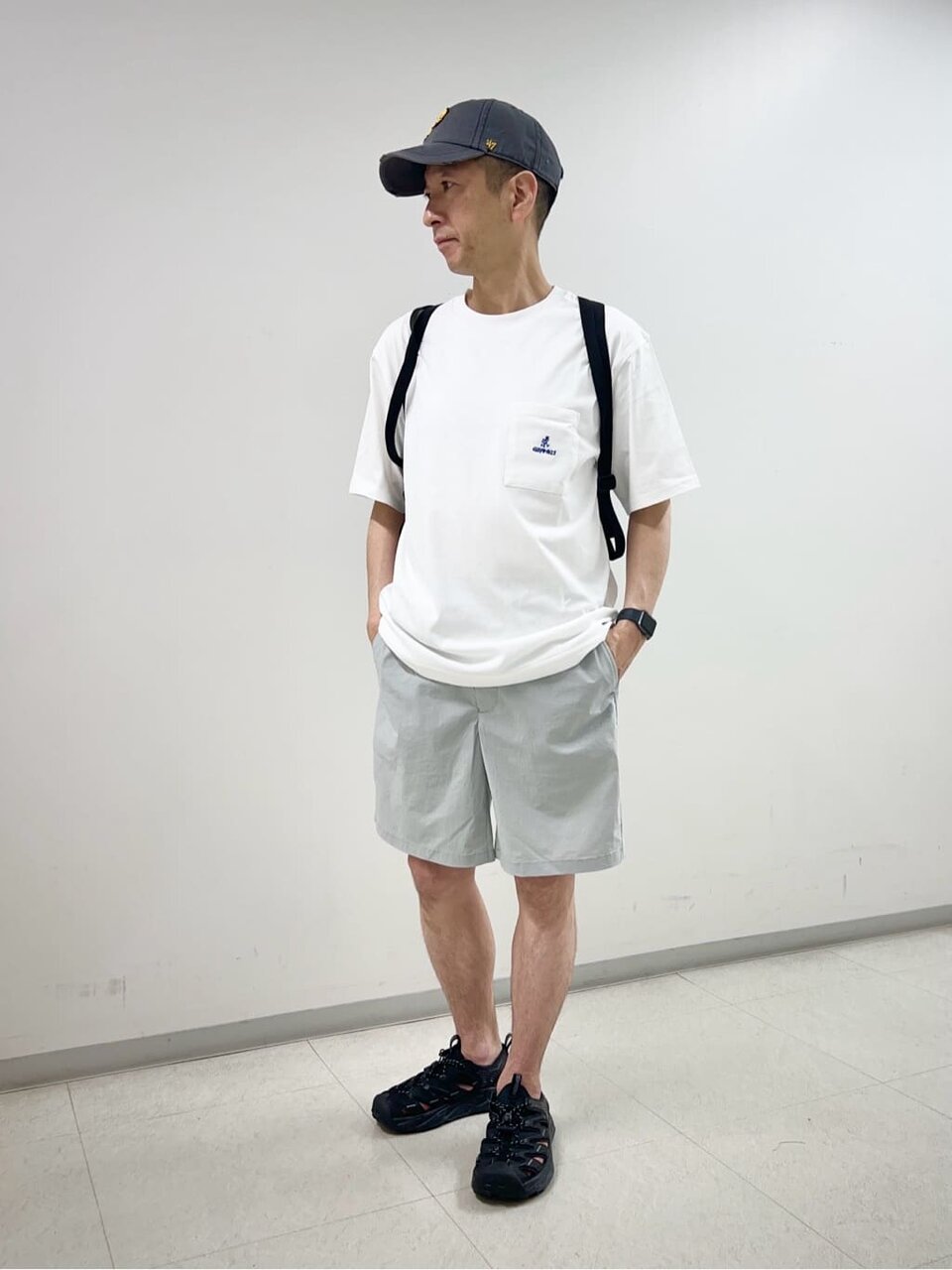 白のTシャツとショートパンツの夏コーデ