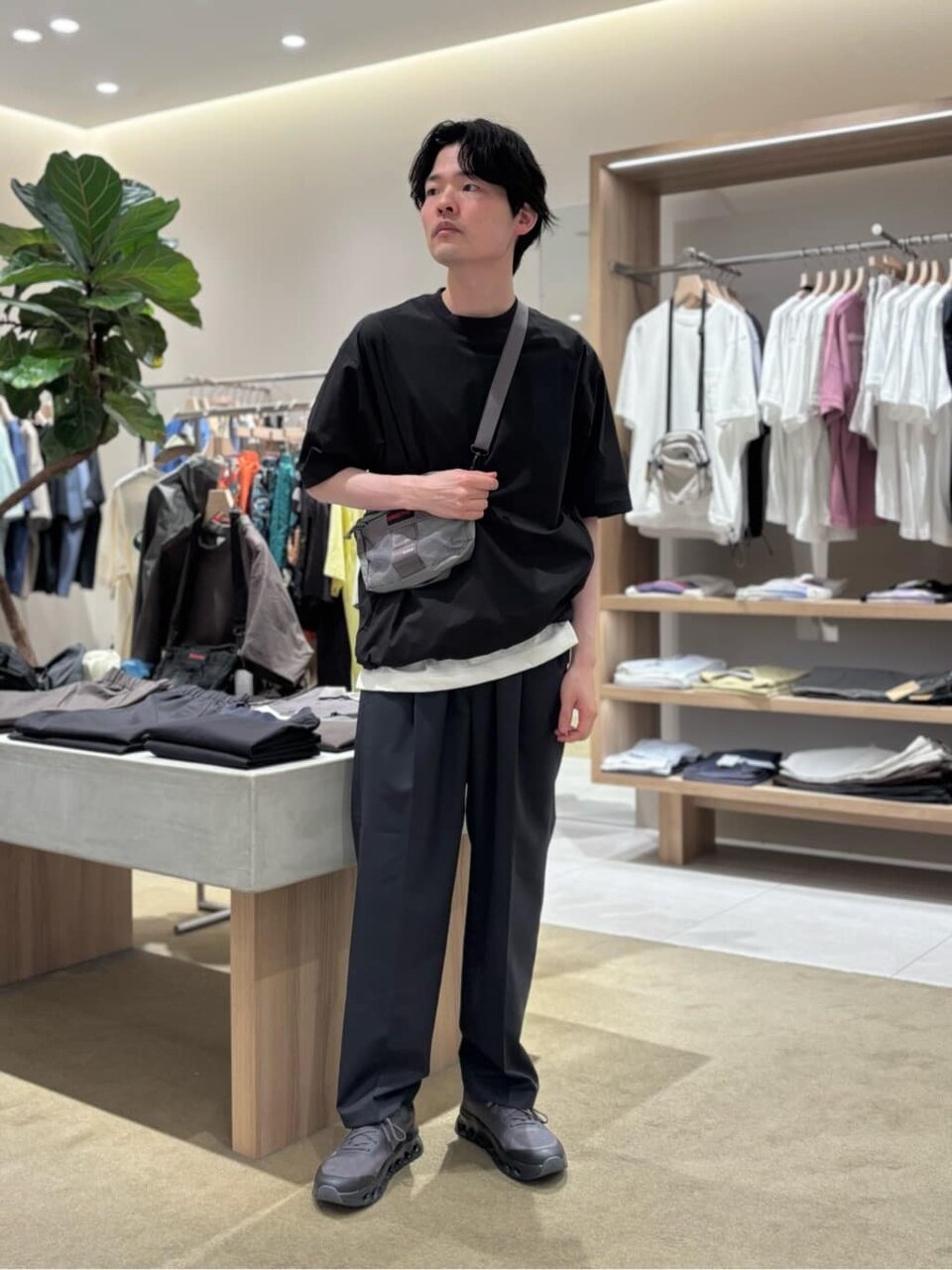 黒のTシャツとワイドパンツの夏コーデ