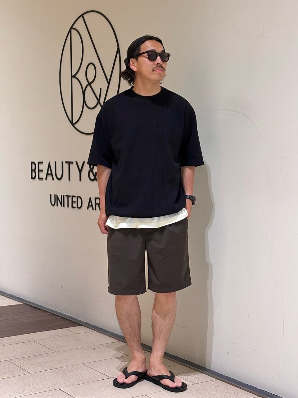 黒のTシャツとショートパンツの夏コーデ