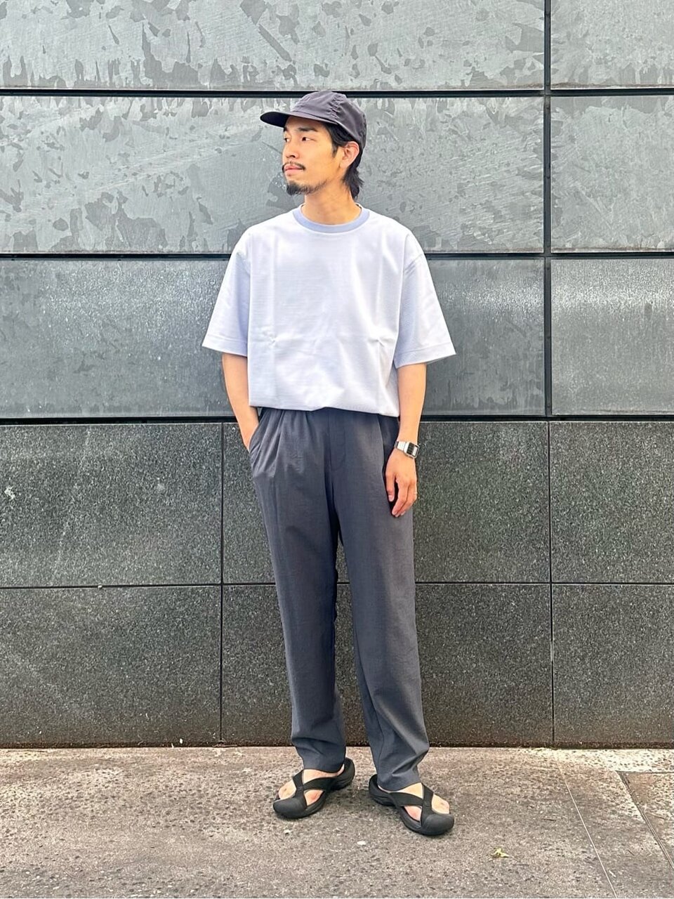 ボーダー柄のTシャツとイージーパンツの夏コーデ