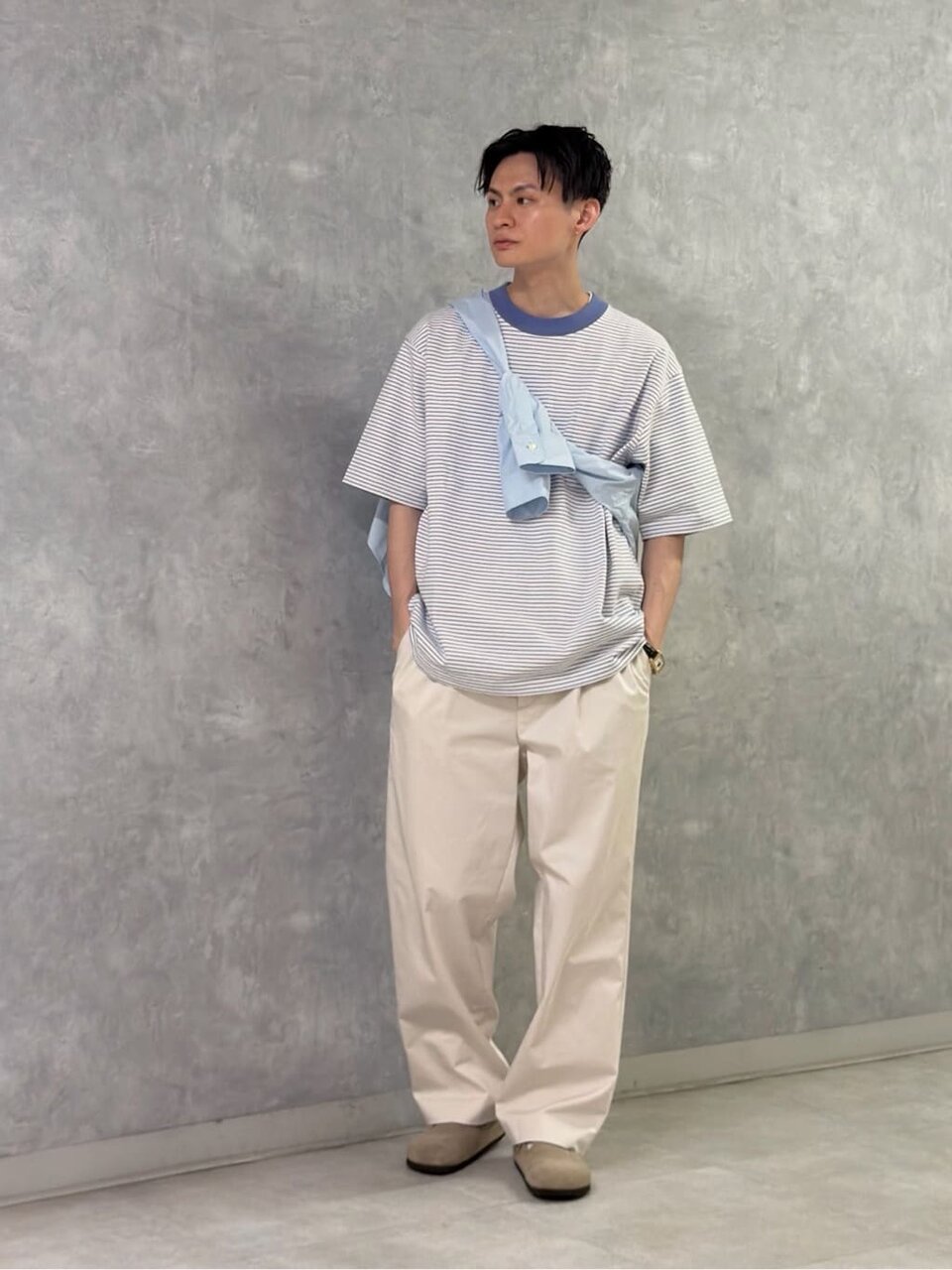 ストライプ柄Tシャツとチノパンツの夏コーデ