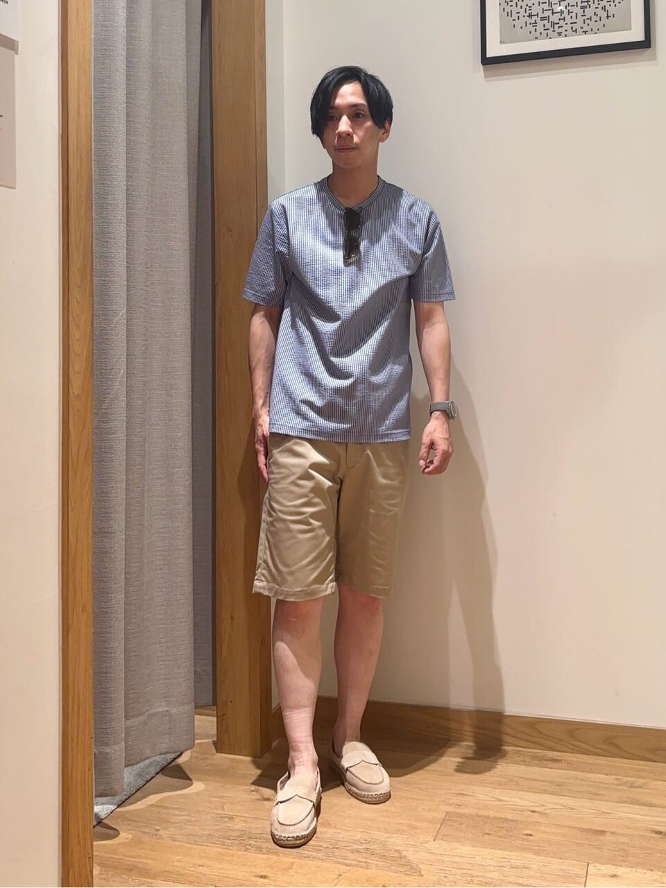 ストライプ柄のTシャツとショートパンツの夏コーデ
