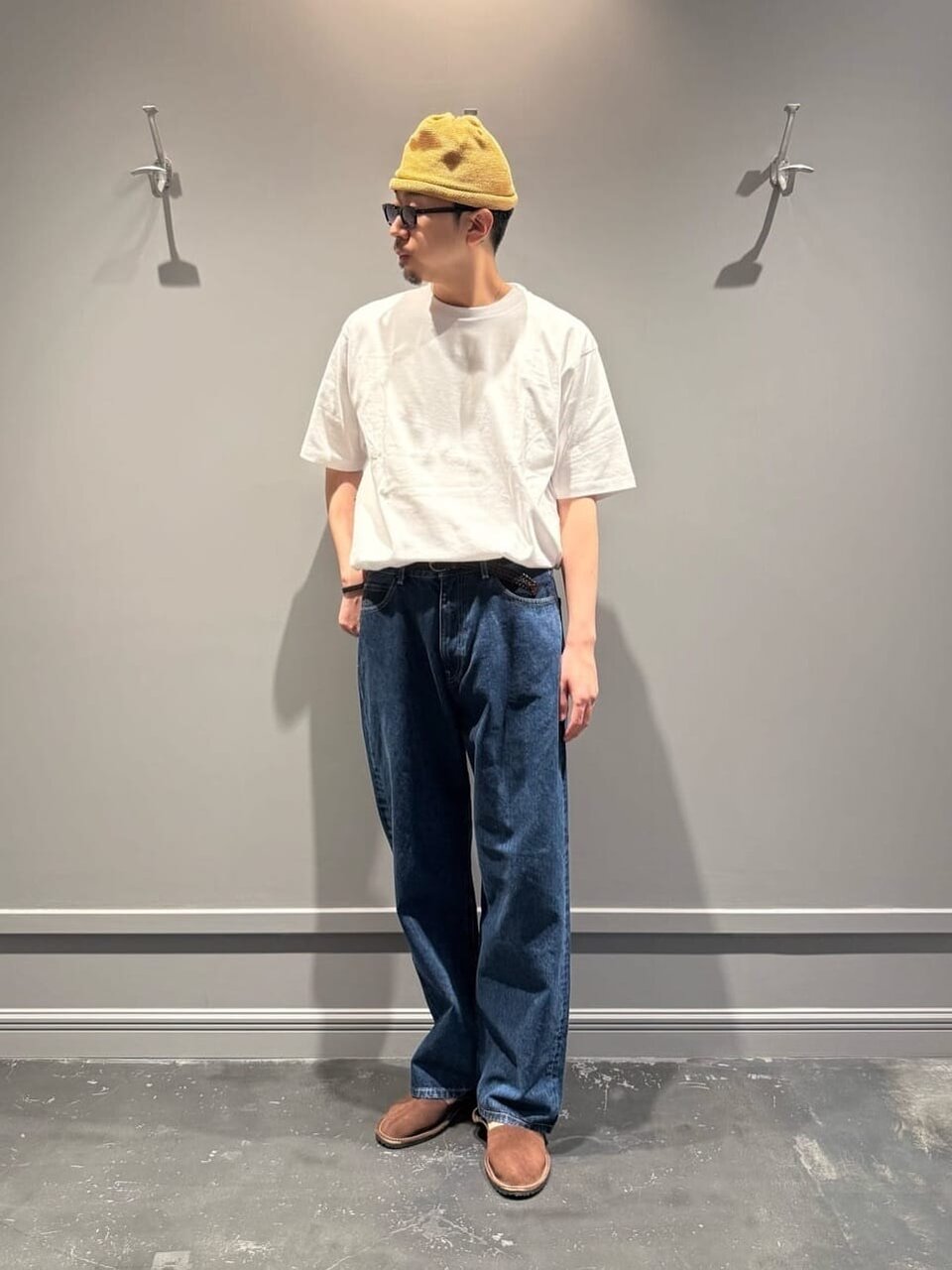 白のTシャツとデニムパンツの春秋コーデ