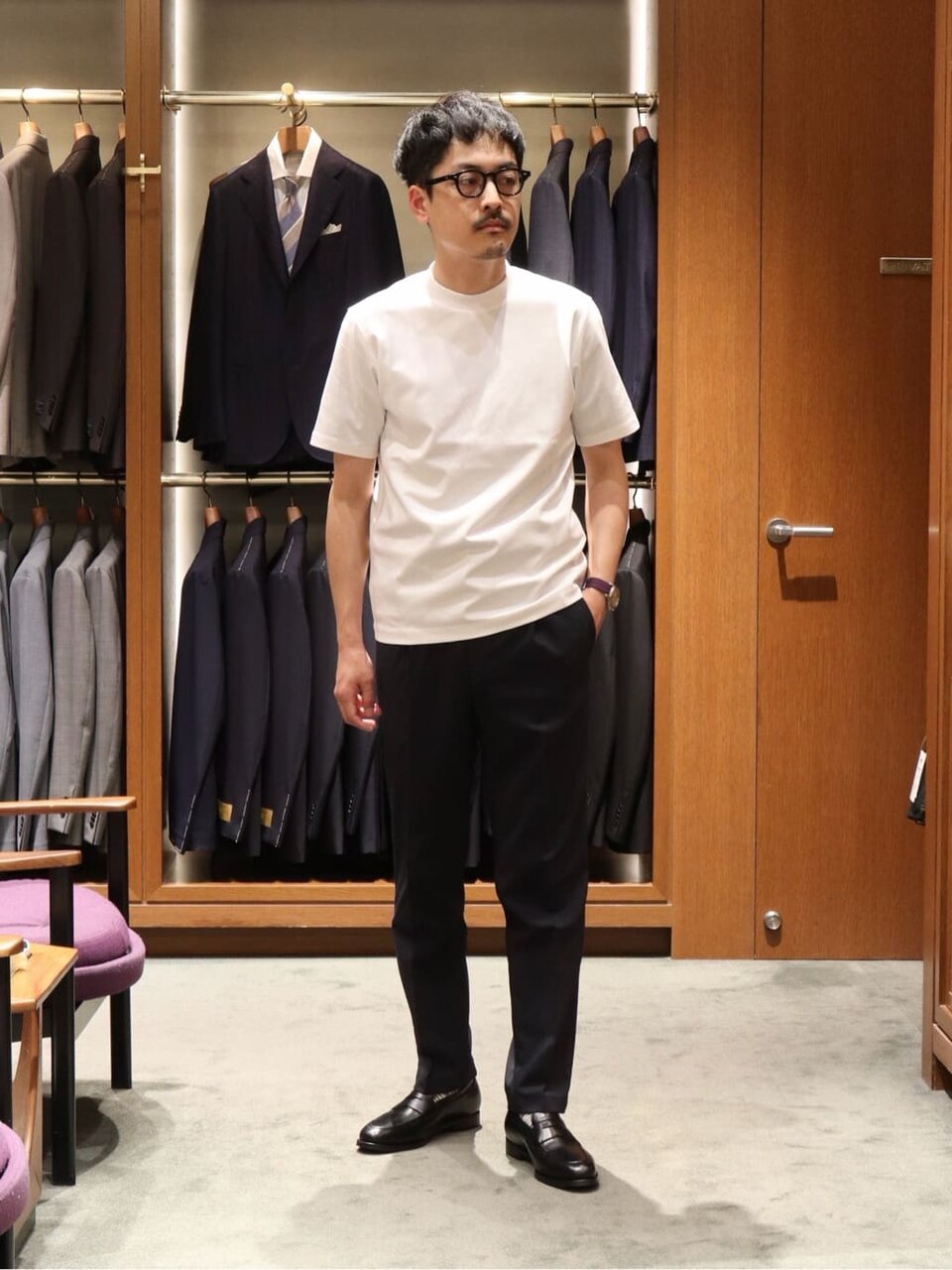 白のTシャツとスラックスの春秋コーデ