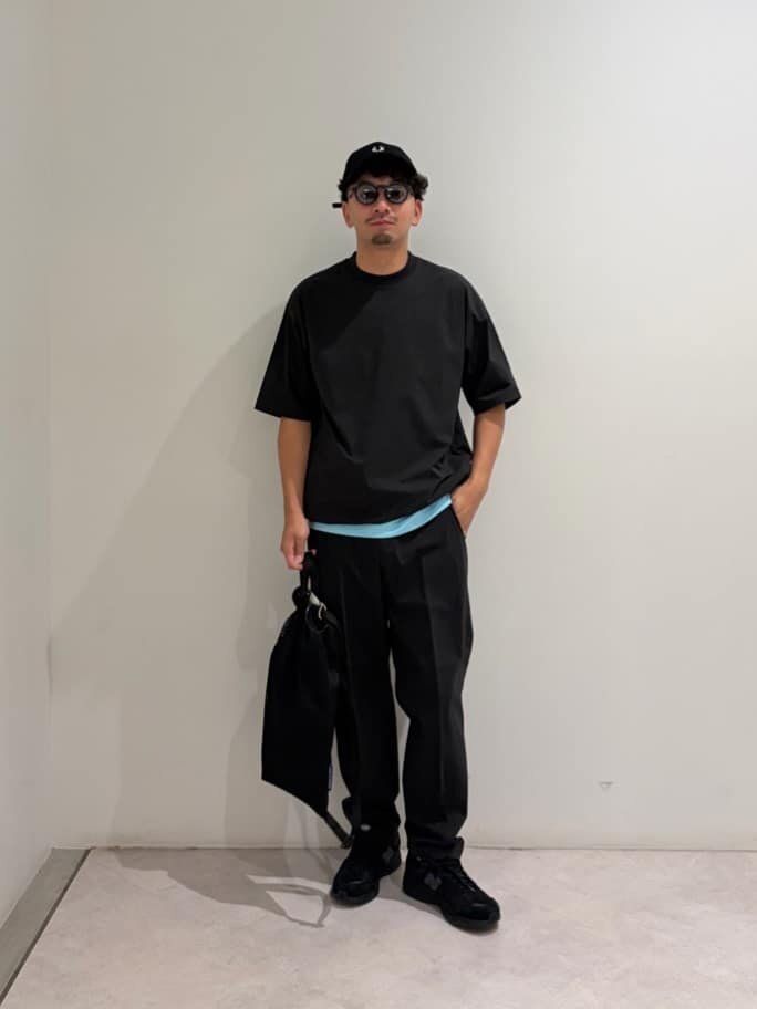 黒のTシャツとワイドパンツの春秋コーデ