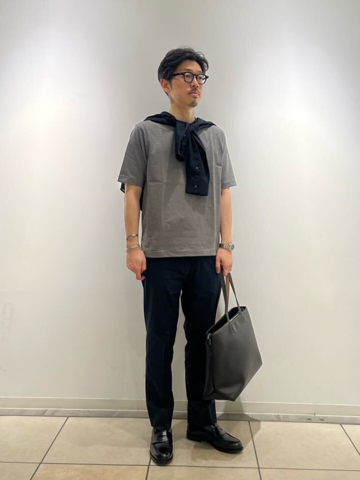 ボーダー柄のTシャツとスラックスの春秋コーデ