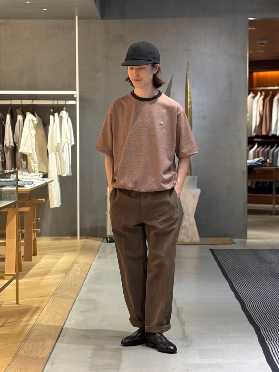 ボーダー柄のTシャツとワークパンツの春秋コーデ