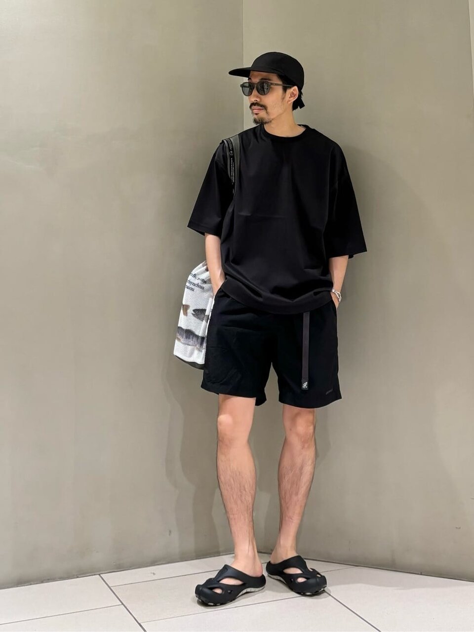 黒いTシャツとショートパンツを着た男性