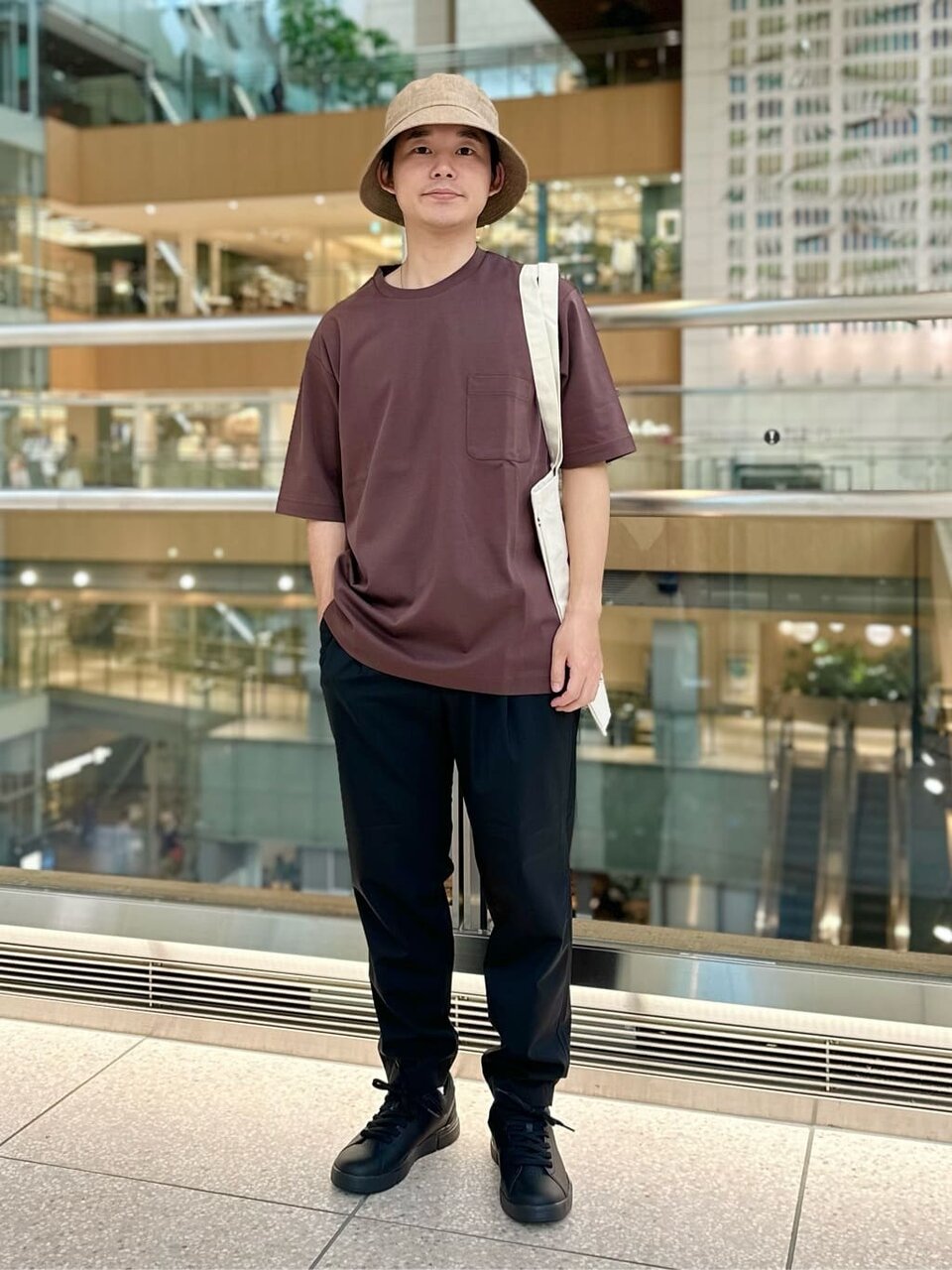 ハットを被った茶色いTシャツを着た男性
