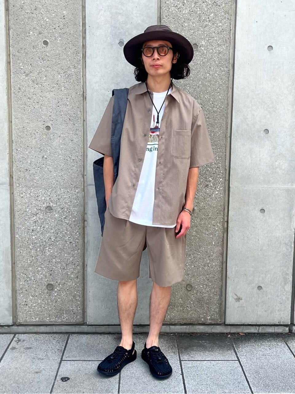 セットアップを着た男性
