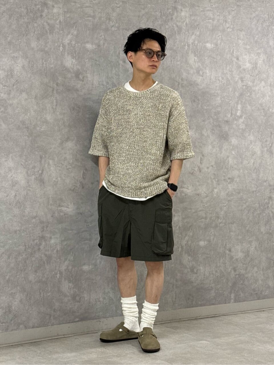 サマーニットとショートパンツを着た男性