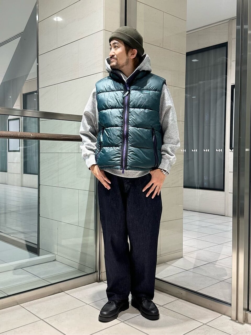 中綿ベスト×ニット帽のキャンプコーデ