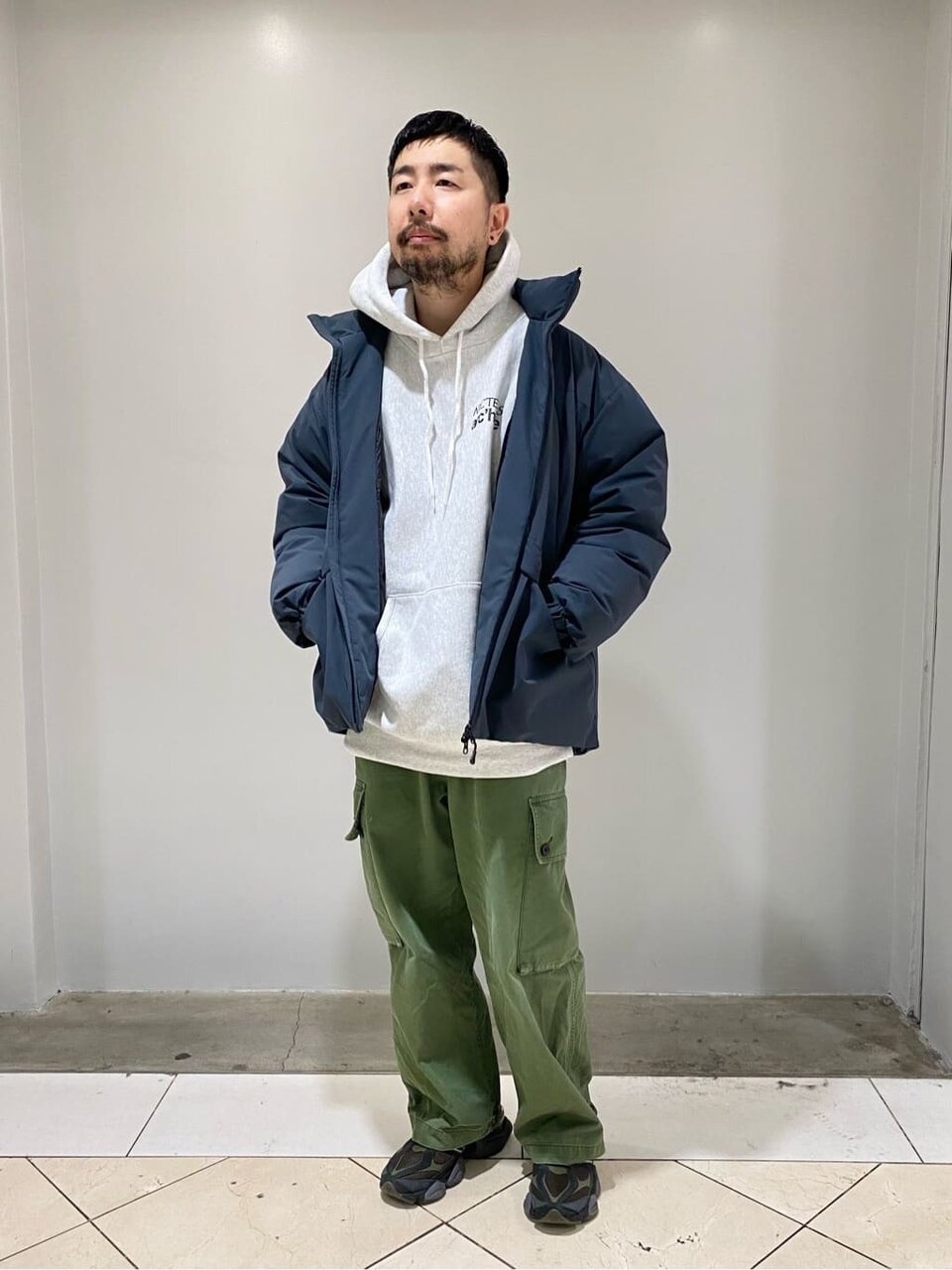 ダウンジャケット×パーカーのキャンプコーデ