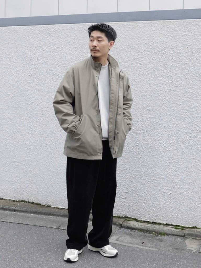 グレーのブルゾンを着た男性