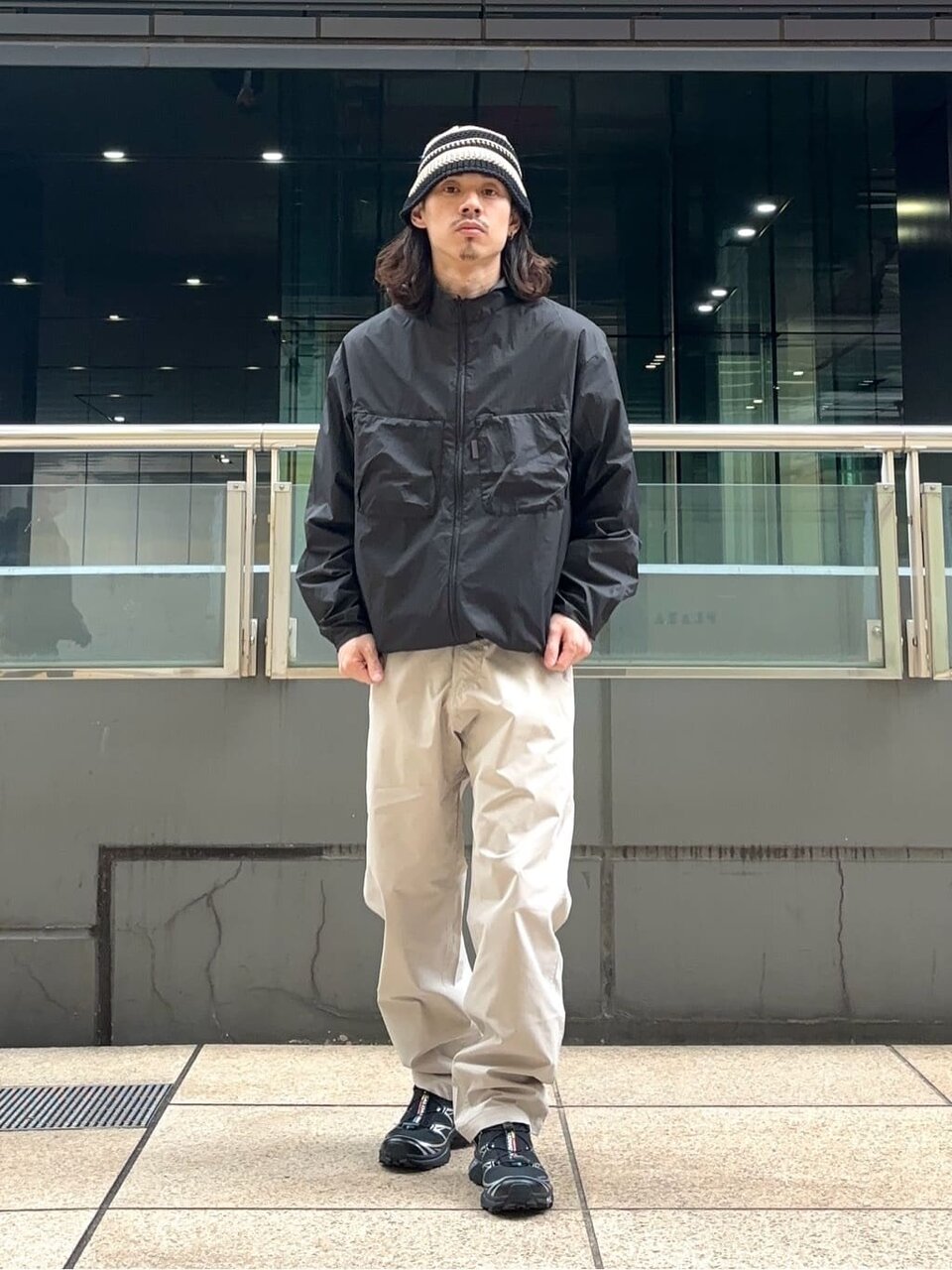 黒いウィンドジャケットを着た男性