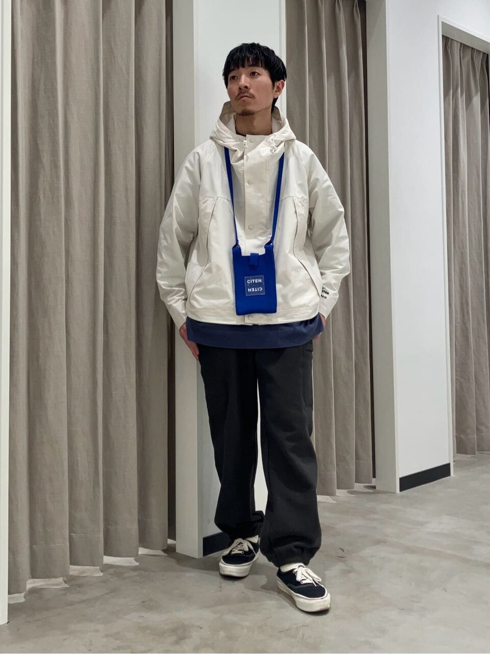 白いマウンテンパーカーを着た男性