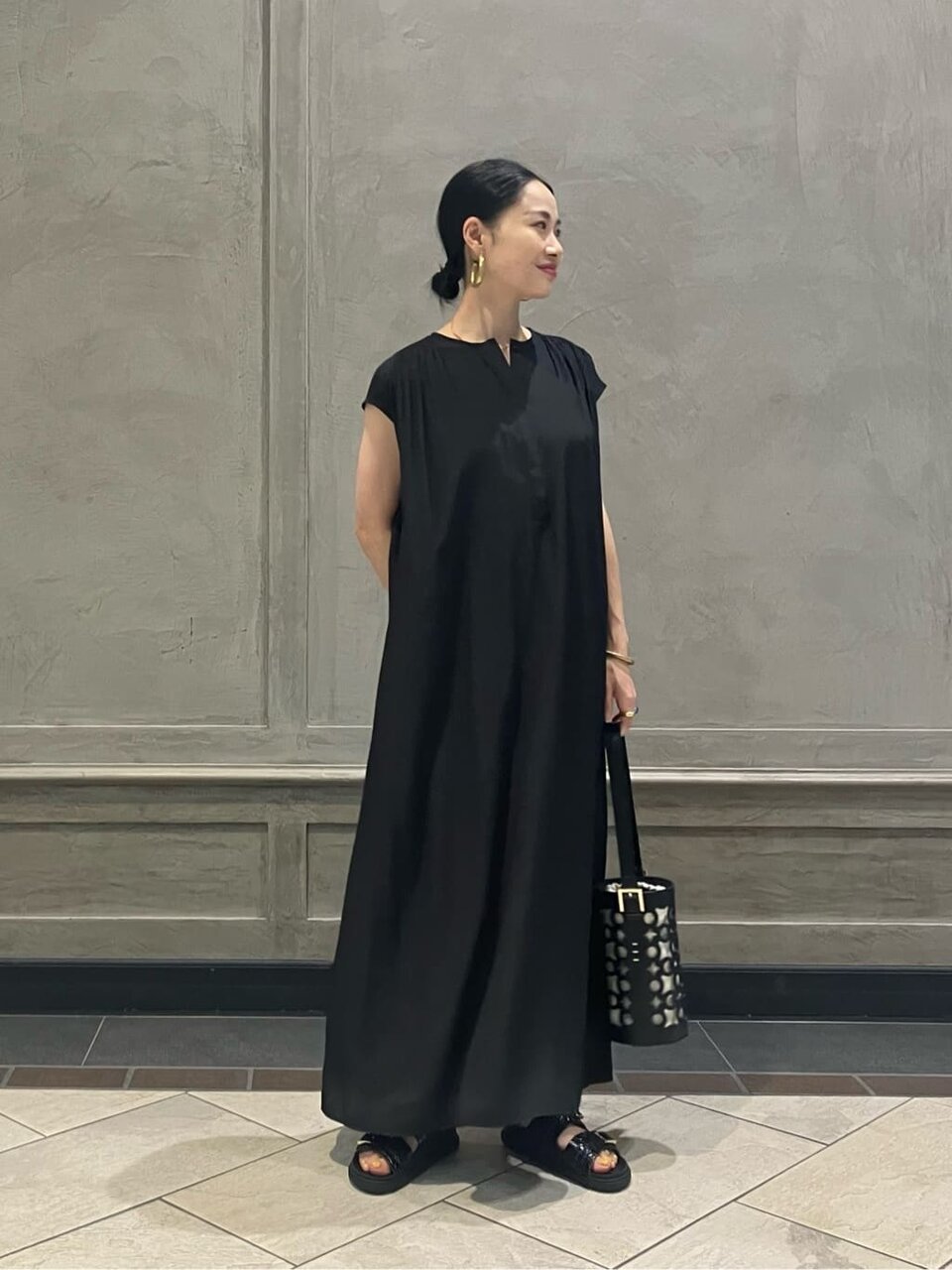 ロング丈ワンピース×フラットサンダルのコーデ