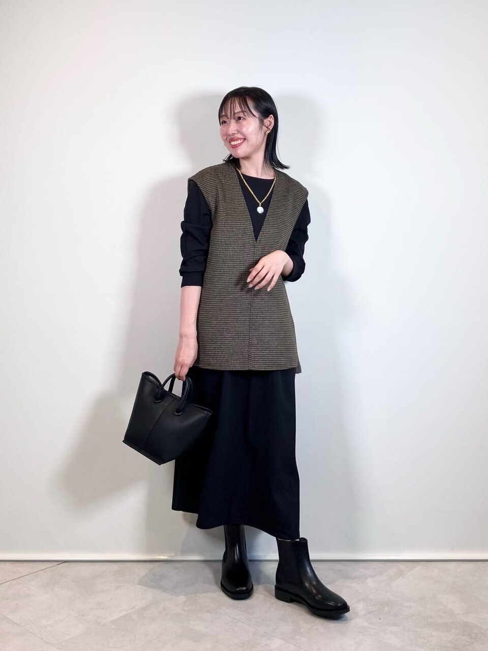 シックなコーディネートを着こなす女性