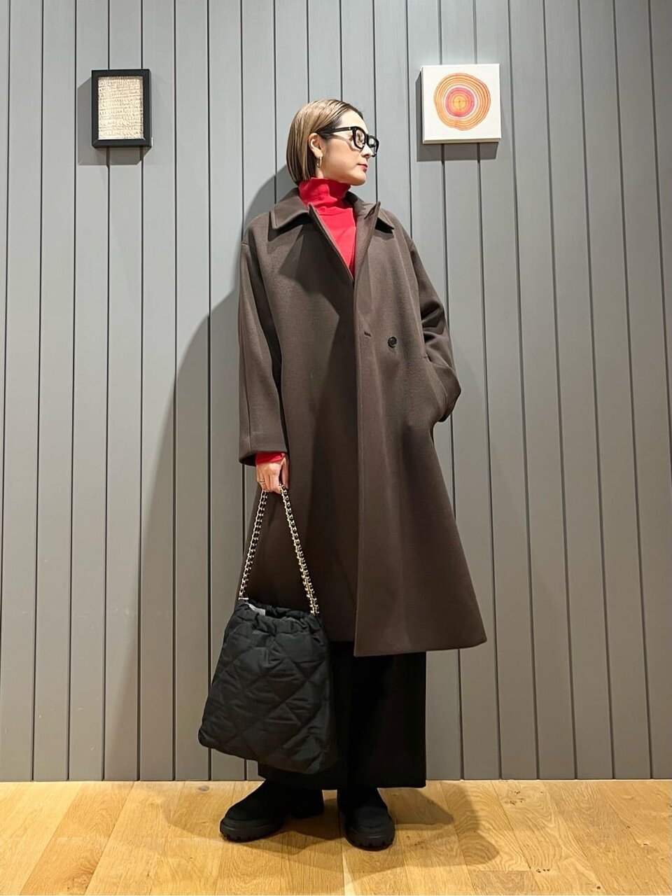 ステンカラーコートを着た女性