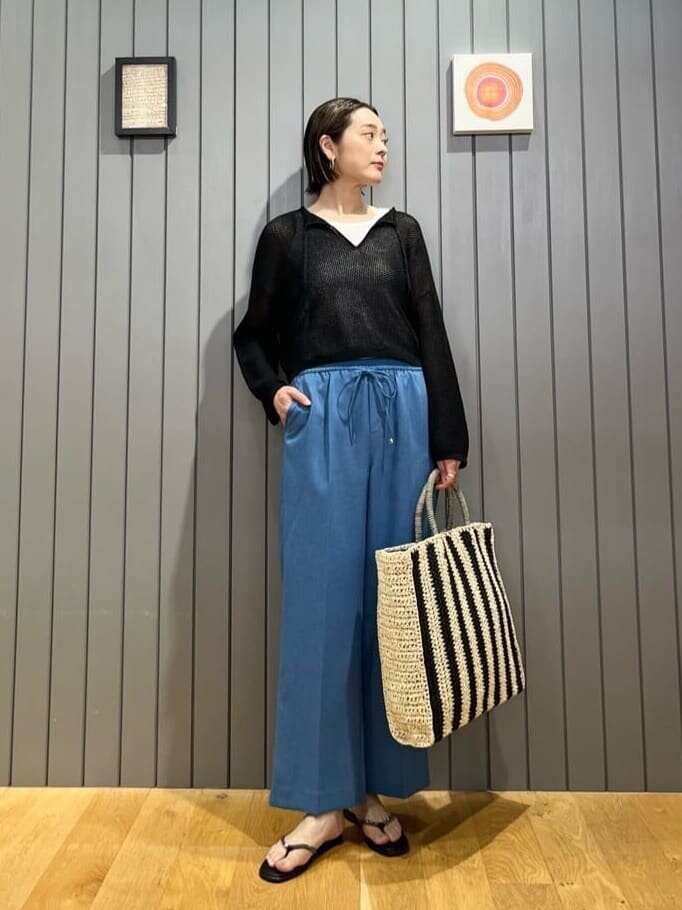 メッシュニット×フレアパンツのコーデ