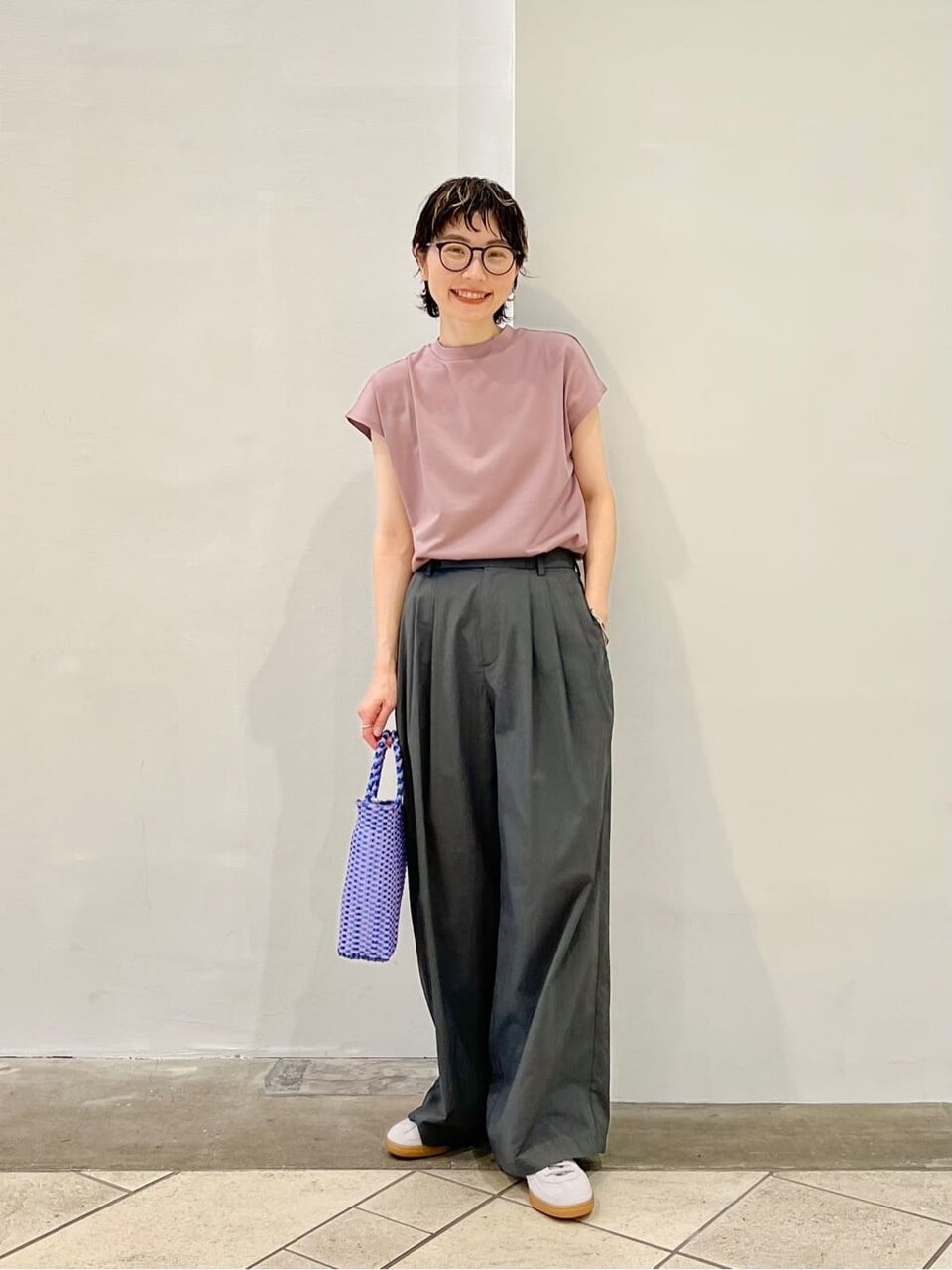 Tシャツとワイドパンツを着た女性