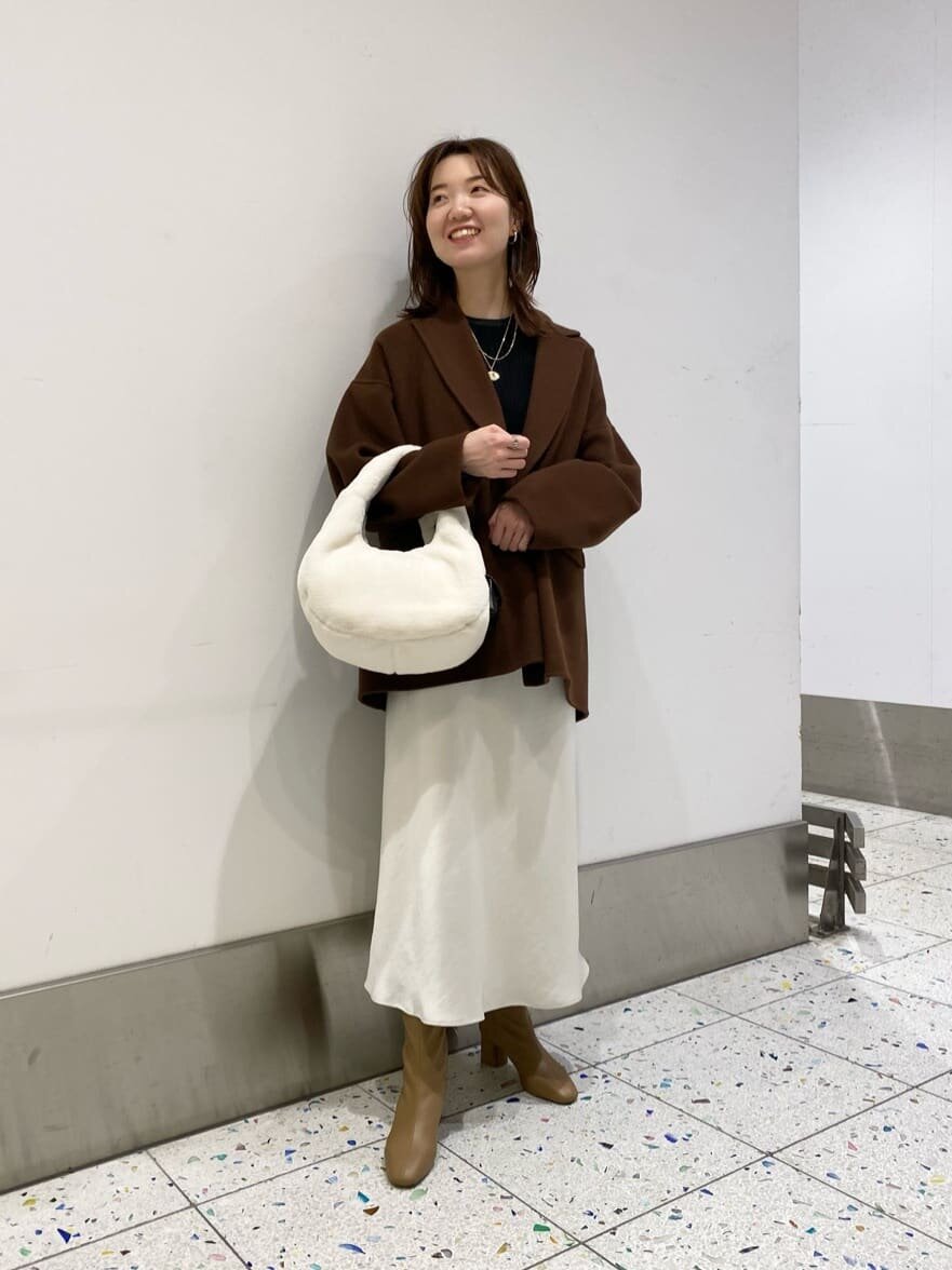ブラウンのコートを着用している女性
