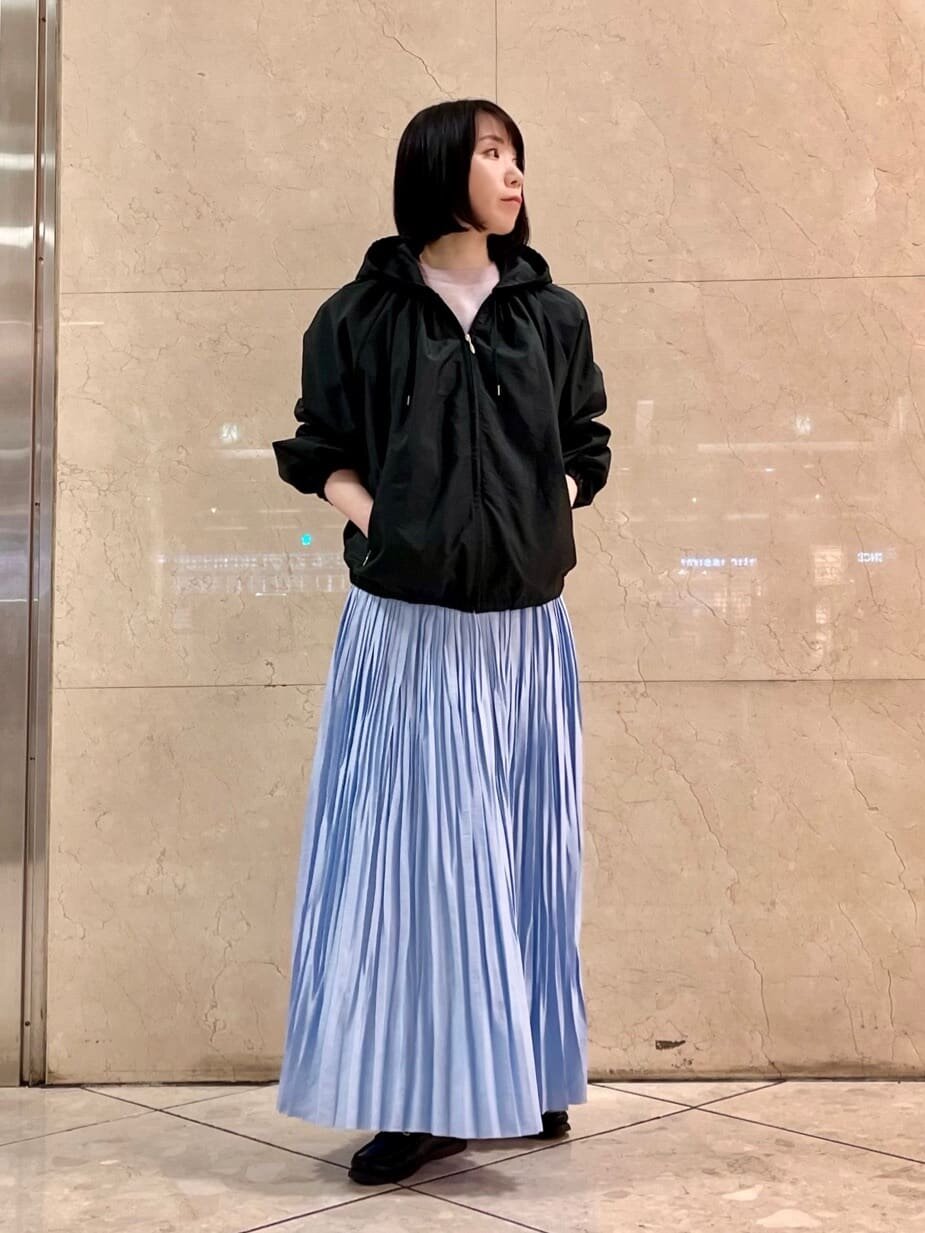 デニムジャケットを着た女性
