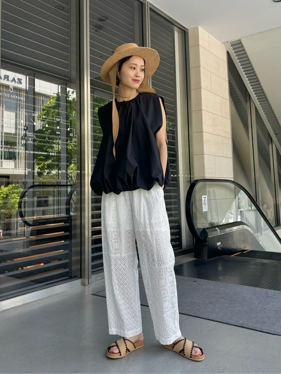 ノースリーブを着て麦わら帽子を被った女性