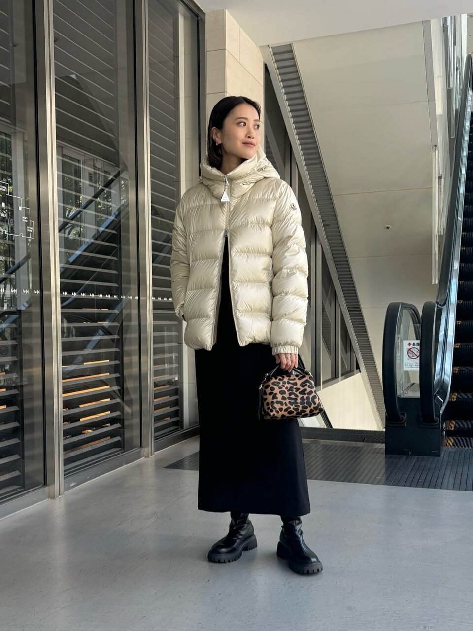 白いダウンコートの女性